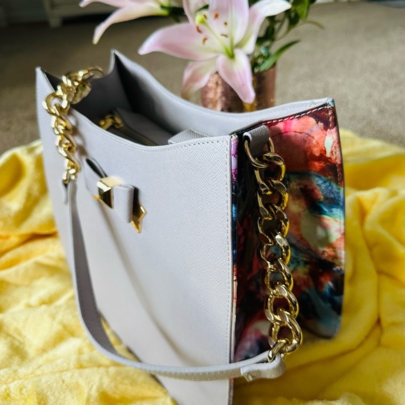 Betsy saffiano textured leather shoulder bag that features glamorous gold-tone - Picture 6 of 7